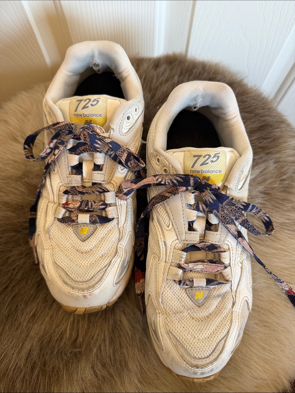 New Balance 725 Women’s White Sneakers with Lace Shoe Ties